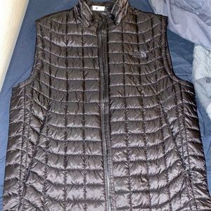 Black north face vest